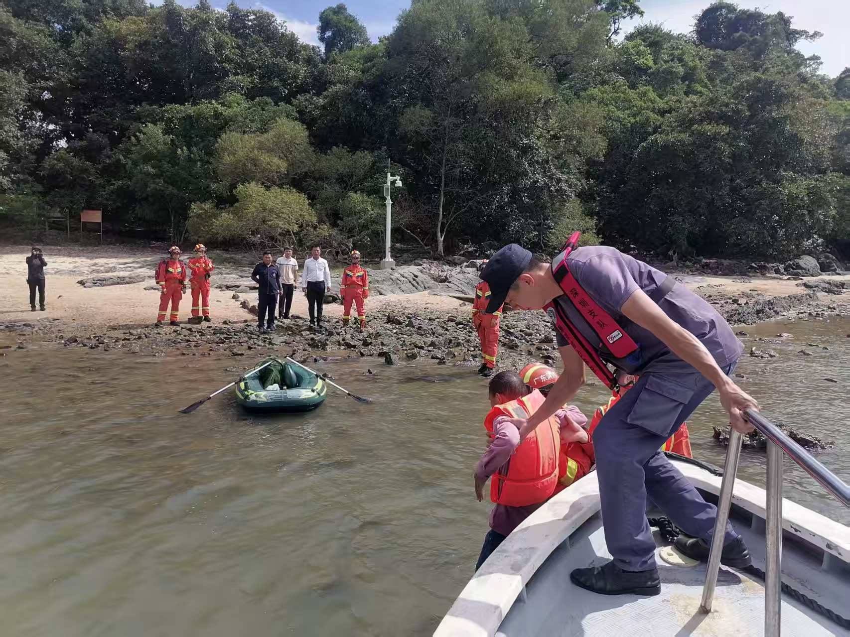 深圳海洋执法支队紧急救援！500米海域被困游客如何脱险？  第3张
