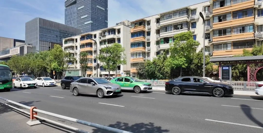 一环路牛王庙交叉口完成车道改造，情况改善了？速来围观  第3张