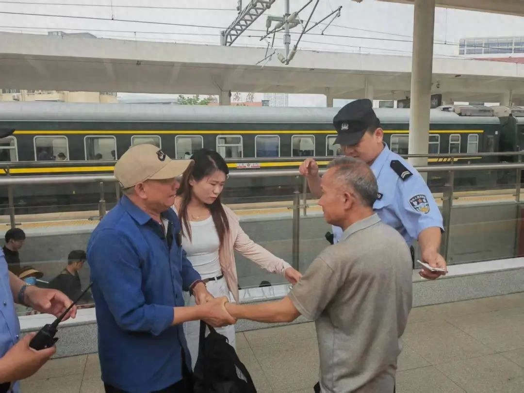 漂泊20年！淮北铁警与蚌埠救助站助老人与家人重逢，咋做到的？