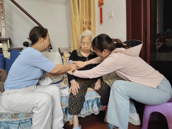 高温下的守护！东大街街道送清凉走访护银龄，你知道吗？  第2张