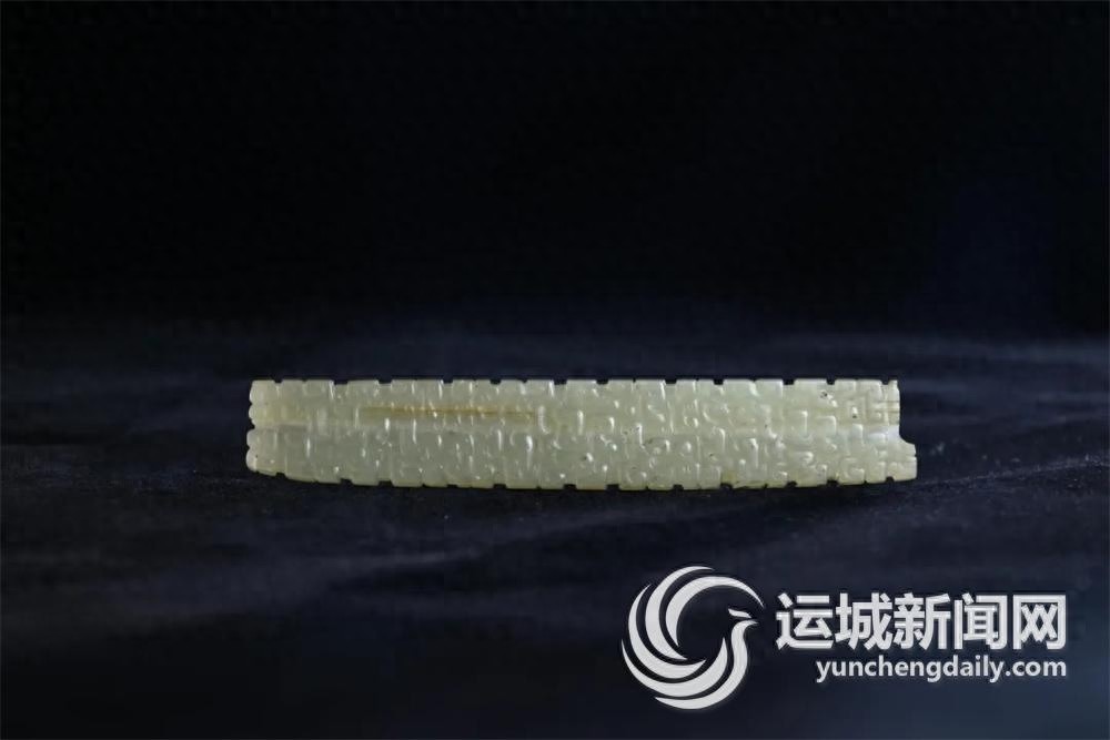 长11.5厘米的东周青玉蟠螭纹条形佩，藏宝地竟在这里？
