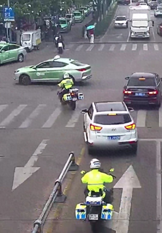 孕妇街头突然出血！交警铁骑紧急开道背后有着怎样的故事？