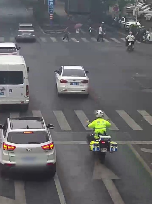 孕妇街头突然出血！交警铁骑紧急开道背后有着怎样的故事？  第2张
