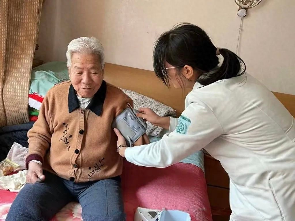 89岁高血压老人的健康守护？石家庄市桥西区红旗社区卫生服务中心这样做