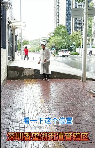 福田区某小区后门坡道设计缺陷！盲道与人行道通行受阻谁来管？