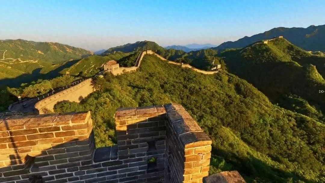 八达岭长城刻划行为频现，警方严惩！你还敢破坏古迹吗？