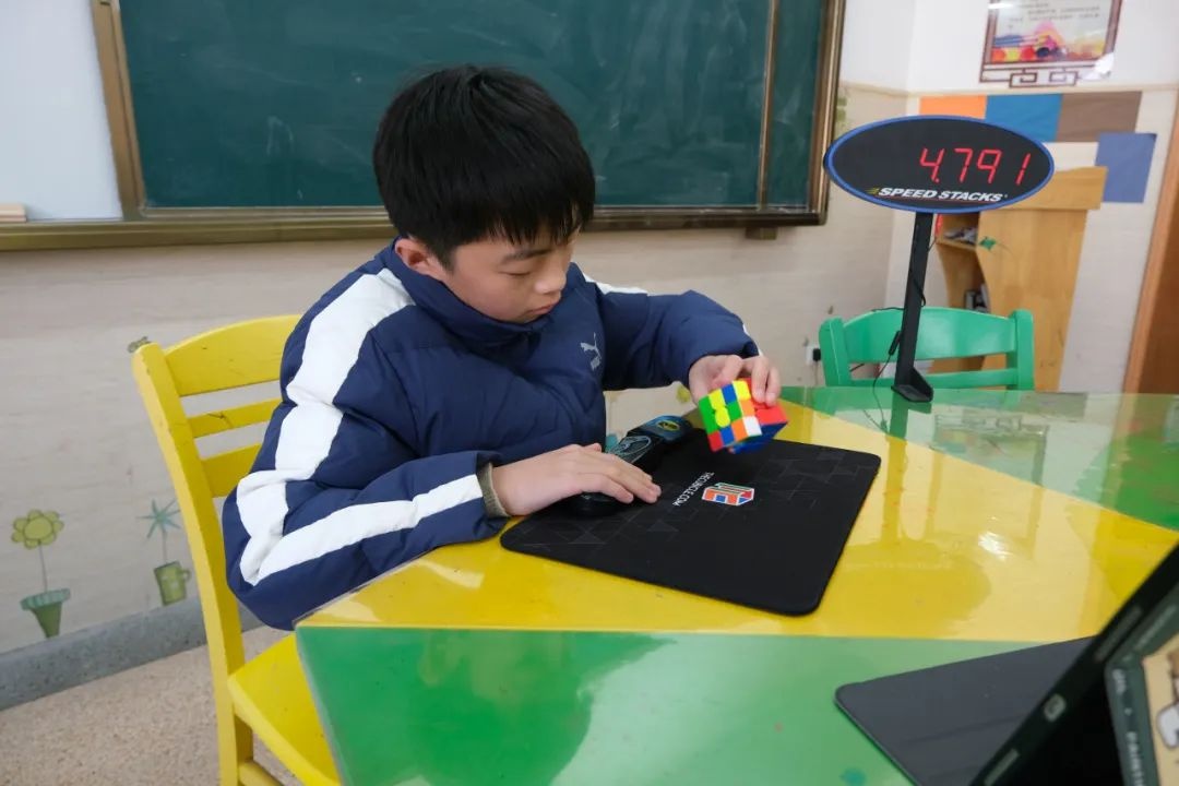 12岁男孩8.42秒破中国纪录！魔方天才陈震的惊人速度背后有何秘密？  第2张