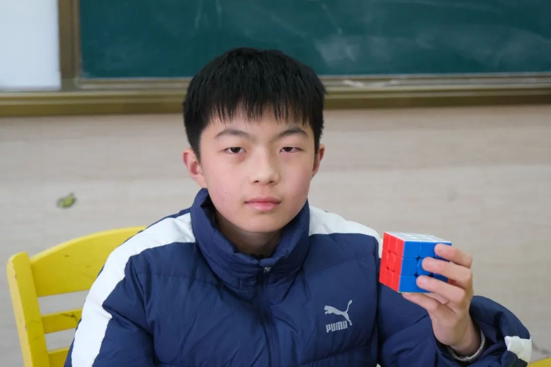 12岁男孩8.42秒破中国纪录！魔方天才陈震的惊人速度背后有何秘密？  第3张