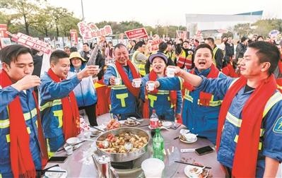 350名一线劳动者齐聚全运会场馆工地，共享新春团年饭！你猜他们吃了什么？  第1张