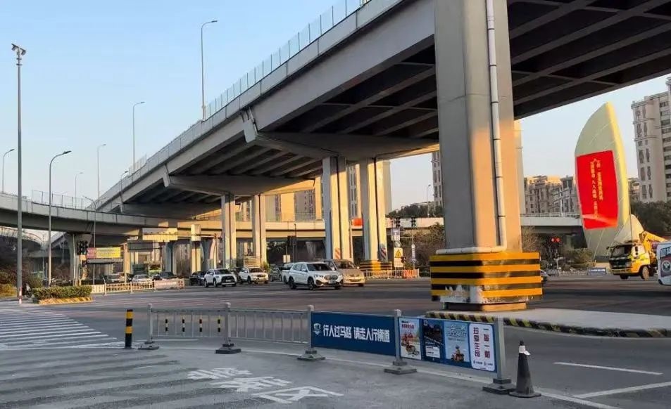 北环西路江北大道路口优化调整，为何工作日高峰仍拥堵？  第2张