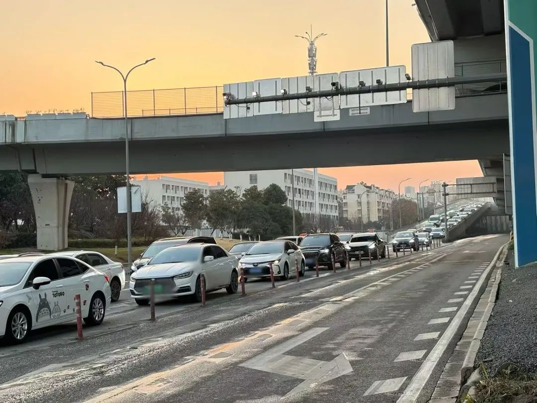 北环西路江北大道路口优化调整，为何工作日高峰仍拥堵？  第3张