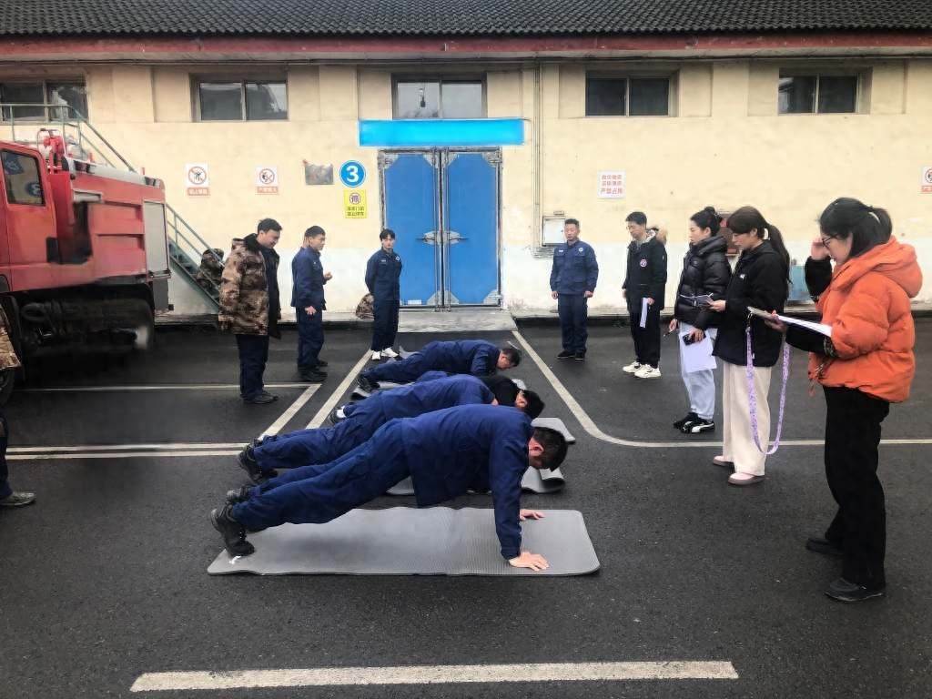 沙湾区森林扑火队年度考核：他们如何在5公里越野中展现惊人耐力？