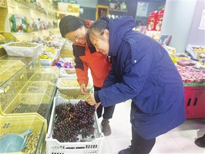 600公斤葡萄滞销，网格员和商户如何一夜之间帮租客解困？感动人心  第1张