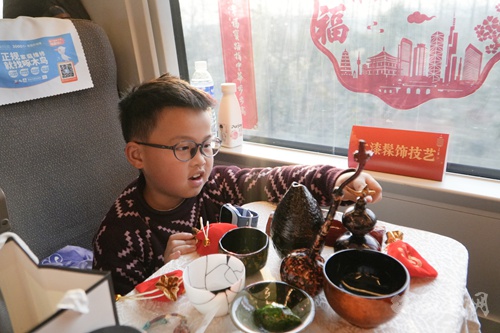 高铁上的非遗盛宴！西安非遗传承人如何让春节文化跨越千里？  第3张