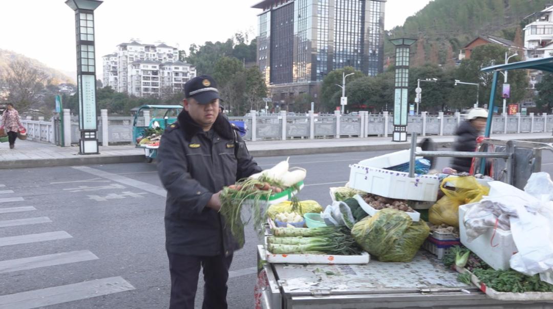 遂昌县临时疏导点：瓜果蔬菜摊如何成为城市管理的新亮点？  第3张
