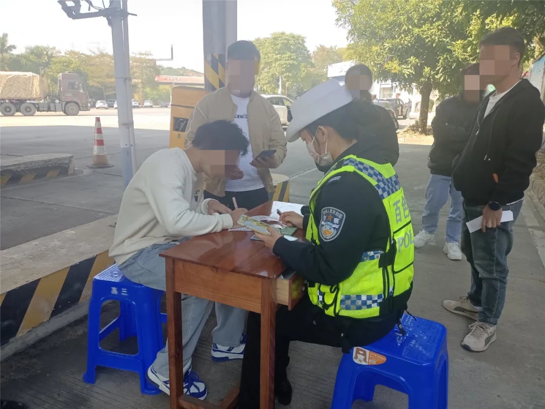 未成年弟弟竟敢无证驾驶新车！哥哥为何纵容？一家人的返乡之旅为何变成悲剧？  第4张