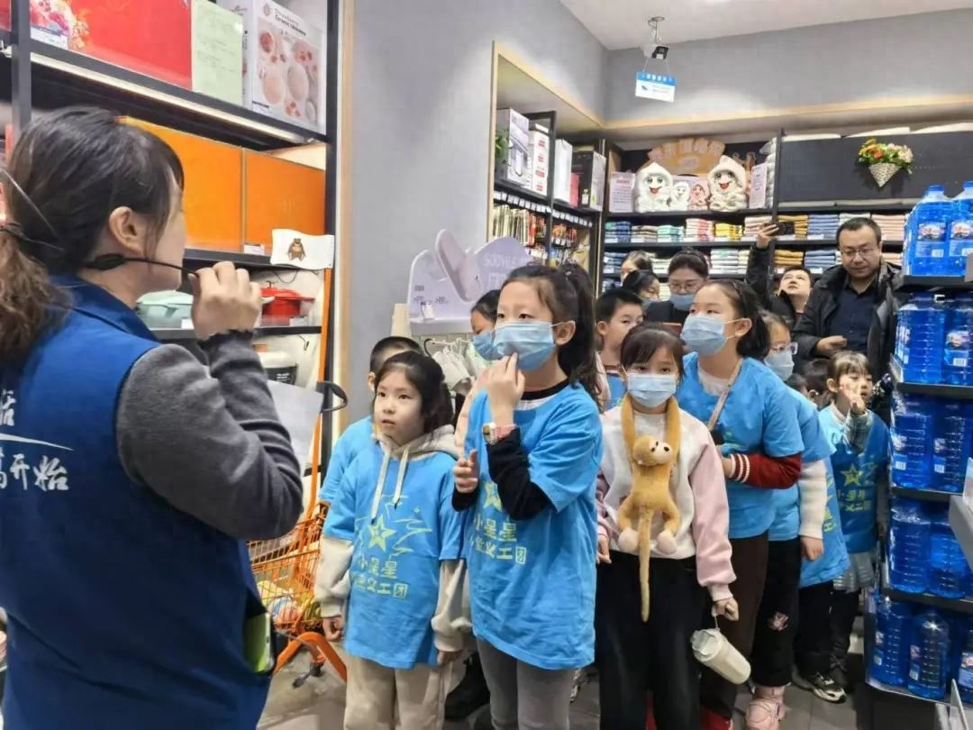 小小年货促销员大显身手！孩子们如何用热情和专业征服顾客？