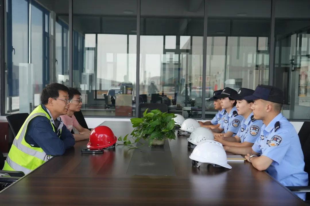 酒泉公安如何打造暖心服务窗口？揭秘‘一处跑、跑一次’改革背后的故事  第2张