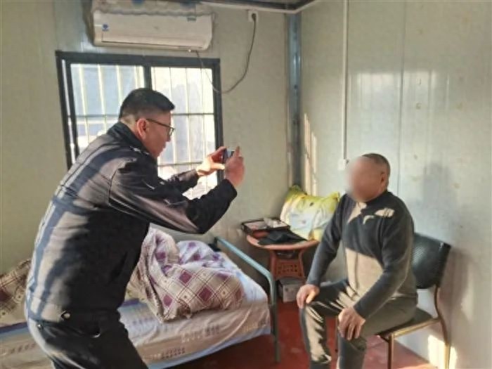 寒冬里的温暖守护！临安公安民警为何上门为老郑办证？暖心瞬间感动万家