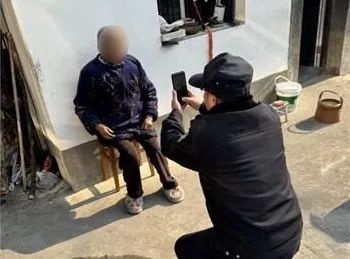 寒冬里的温暖守护！临安公安民警为何上门为老郑办证？暖心瞬间感动万家  第2张
