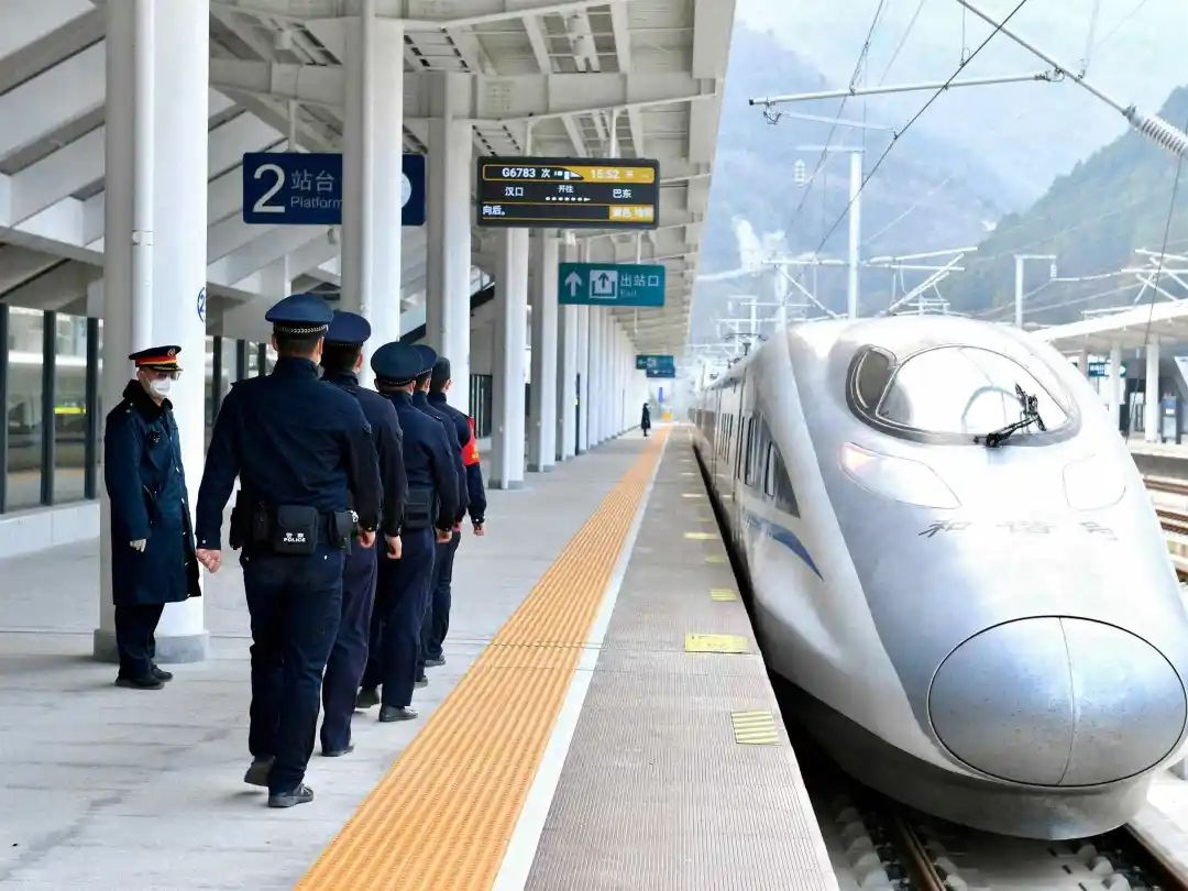 春运高峰来袭，铁警如何守护您的平安回家路？揭秘保康县高铁站的严密防控措施  第2张