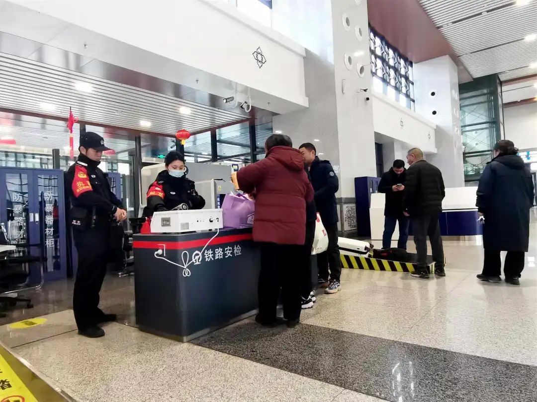 春运高峰来袭，铁警如何守护您的平安回家路？揭秘保康县高铁站的严密防控措施  第3张
