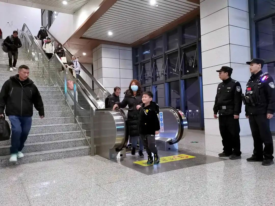 春运高峰来袭，铁警如何守护您的平安回家路？揭秘保康县高铁站的严密防控措施  第5张