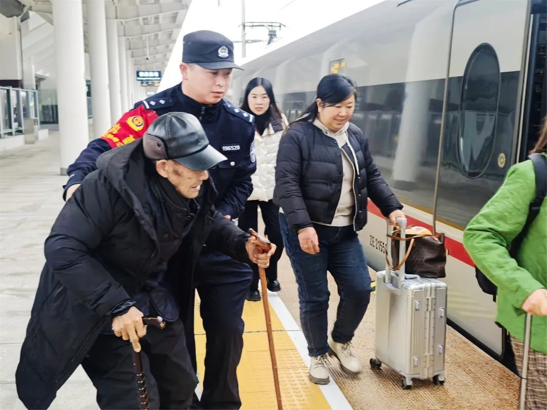春运高峰来袭，铁警如何守护您的平安回家路？揭秘保康县高铁站的严密防控措施  第6张