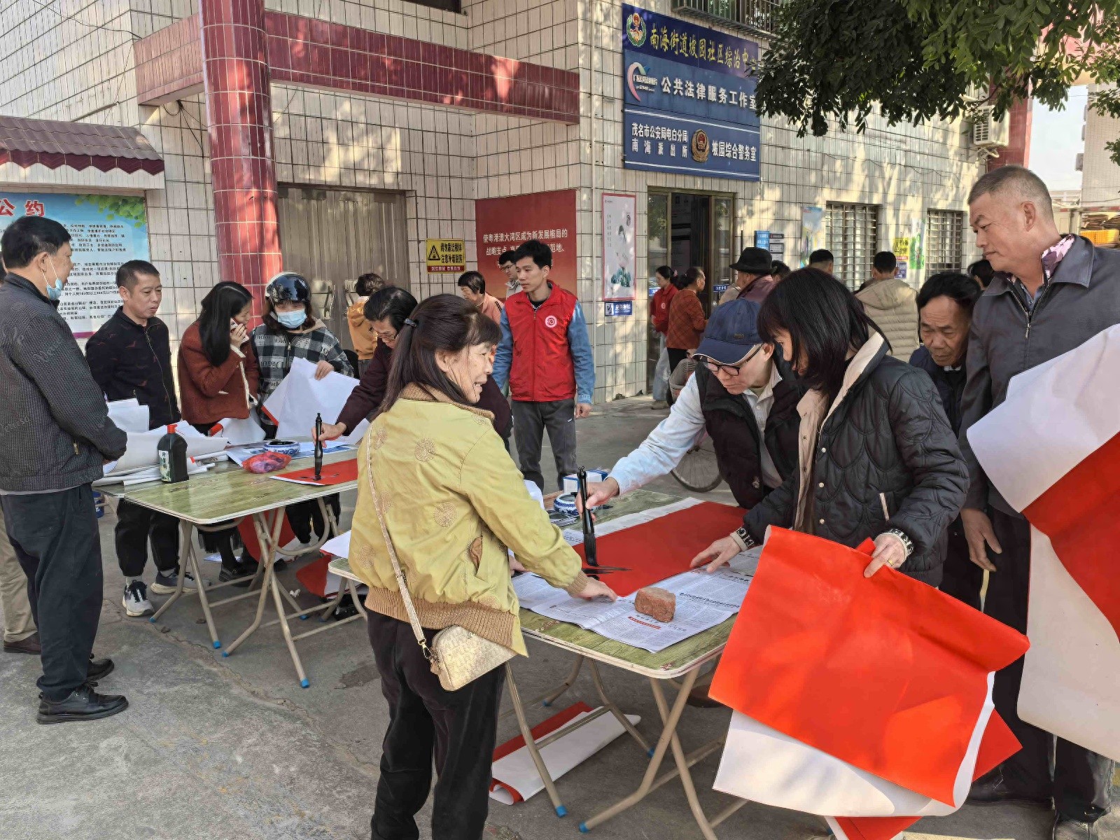 2025年新春义写对联活动，为何让居民们如此热情高涨？