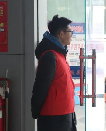 青春志愿行温暖回家路！新泰市青年志愿者如何用行动点亮春运？  第2张