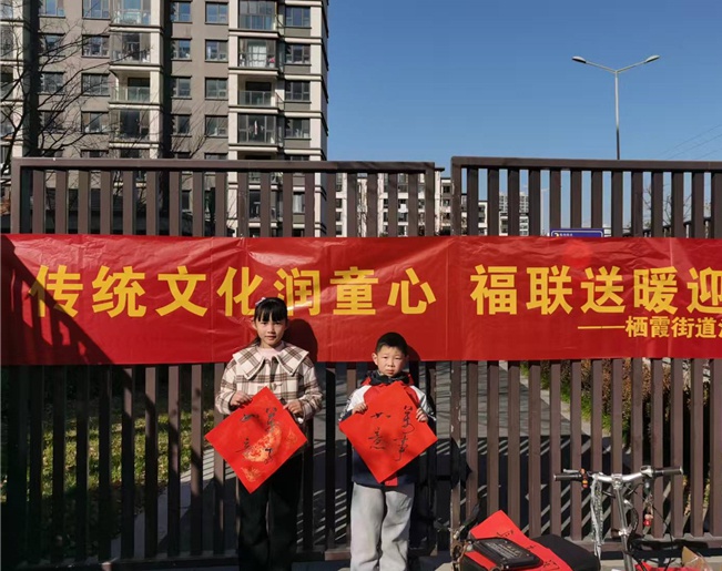 孩子们亲手书写春联，传统文化如何在他们心中生根发芽？  第2张