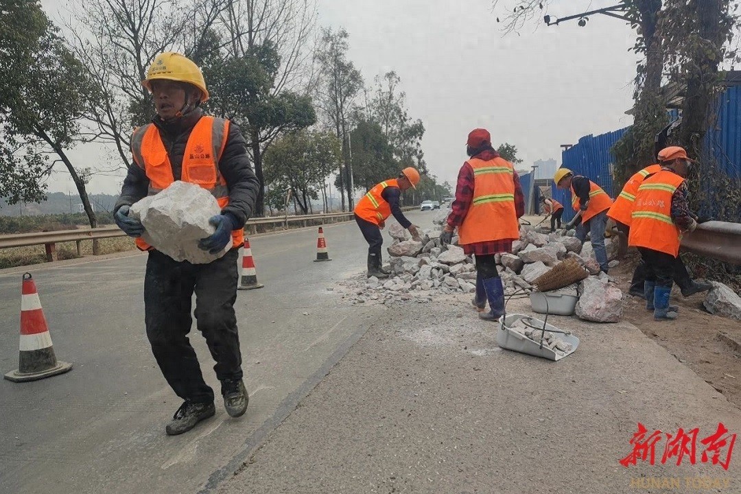 2025春运大考来临！蓝山县公路建养中心如何应对40天巨大压力？  第1张
