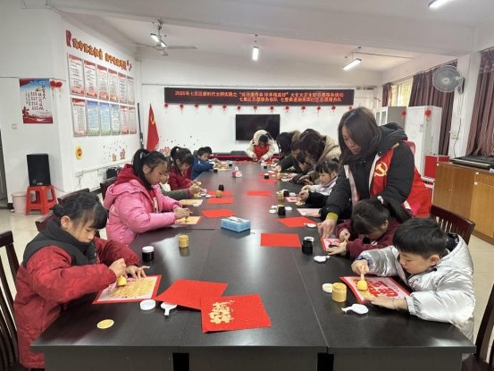 孩子们亲手拓印福字，感受传统艺术的魅力！你也能做到吗？  第3张