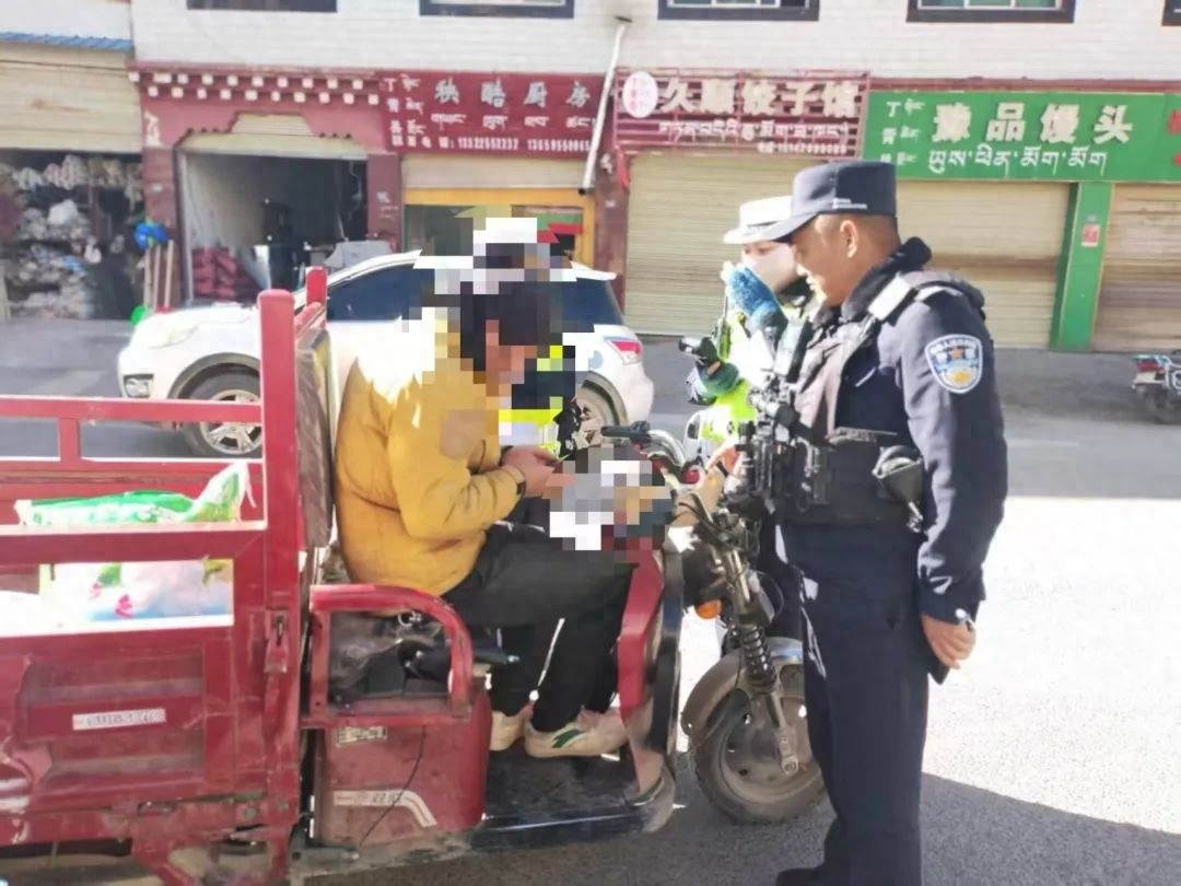 2025年1月20日，热嘎龙警务站联合交警开展专项整治行动，你准备好戴头盔了吗？  第1张