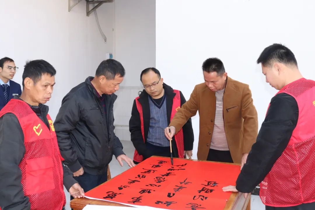 千年传统再现！诚谏镇2025年迎新春送春联活动，书法家们如何挥毫泼墨送祝福？  第2张