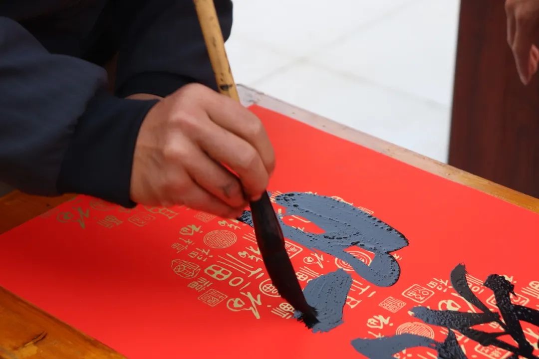 千年传统再现！诚谏镇2025年迎新春送春联活动，书法家们如何挥毫泼墨送祝福？  第11张