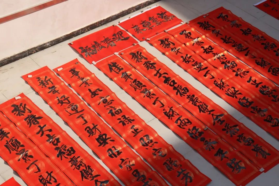 千年传统再现！诚谏镇2025年迎新春送春联活动，书法家们如何挥毫泼墨送祝福？  第13张