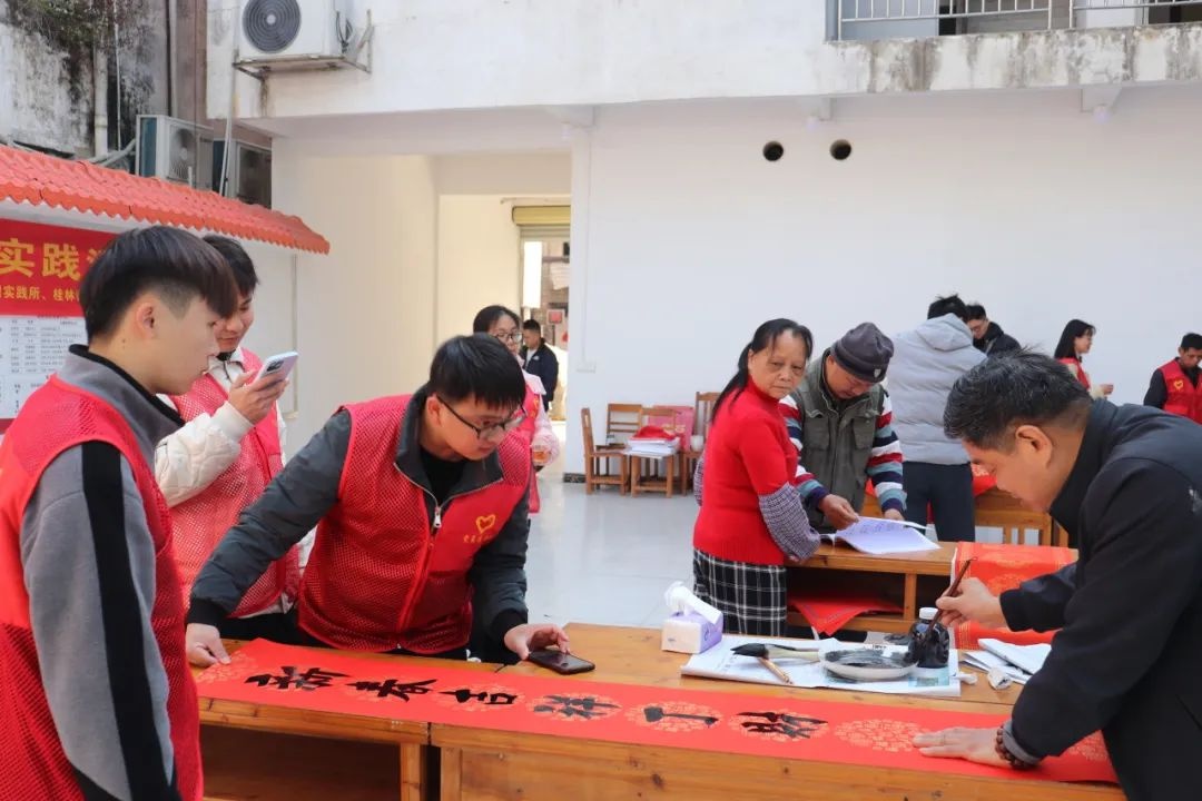千年传统再现！诚谏镇2025年迎新春送春联活动，书法家们如何挥毫泼墨送祝福？  第3张