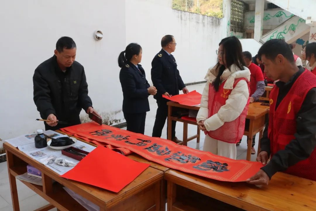 千年传统再现！诚谏镇2025年迎新春送春联活动，书法家们如何挥毫泼墨送祝福？  第7张