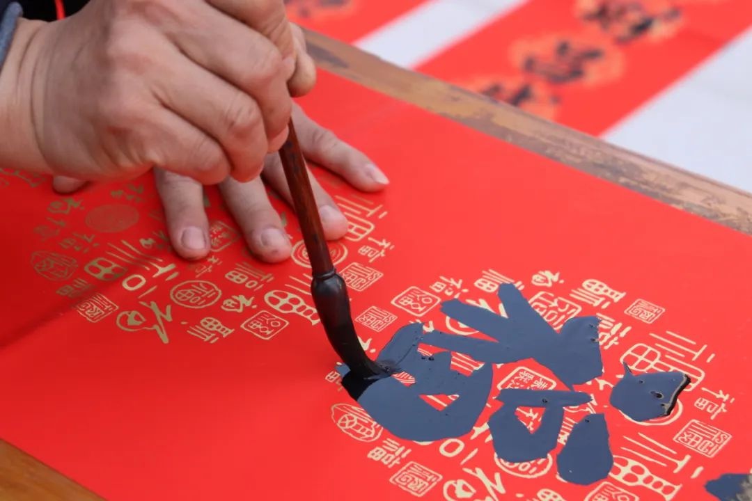 千年传统再现！诚谏镇2025年迎新春送春联活动，书法家们如何挥毫泼墨送祝福？  第8张