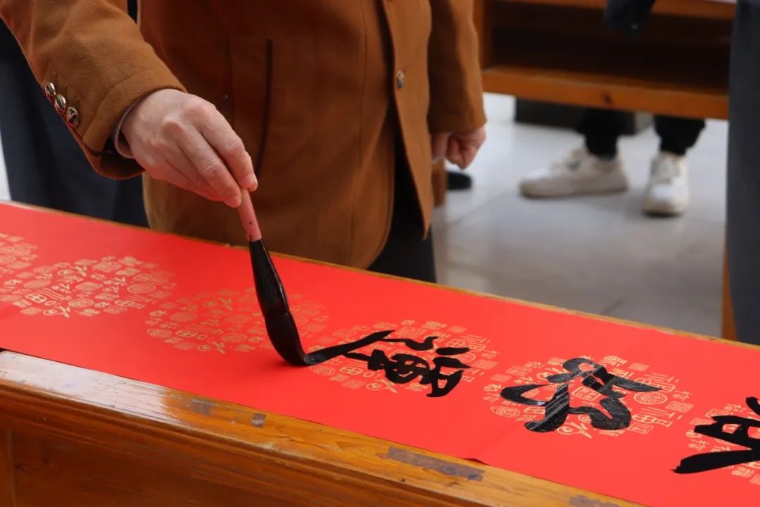 千年传统再现！诚谏镇2025年迎新春送春联活动，书法家们如何挥毫泼墨送祝福？  第9张