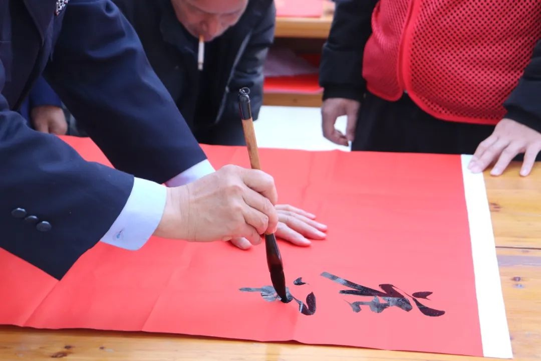 千年传统再现！诚谏镇2025年迎新春送春联活动，书法家们如何挥毫泼墨送祝福？  第10张