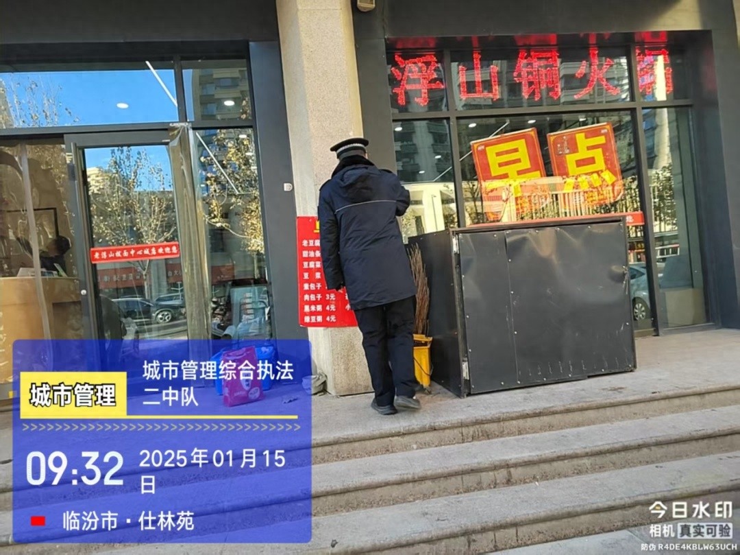 春节临近，南城街头为何更热闹？城管队员如何应对占道经营挑战？