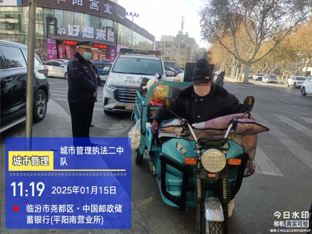春节临近，南城街头为何更热闹？城管队员如何应对占道经营挑战？  第3张