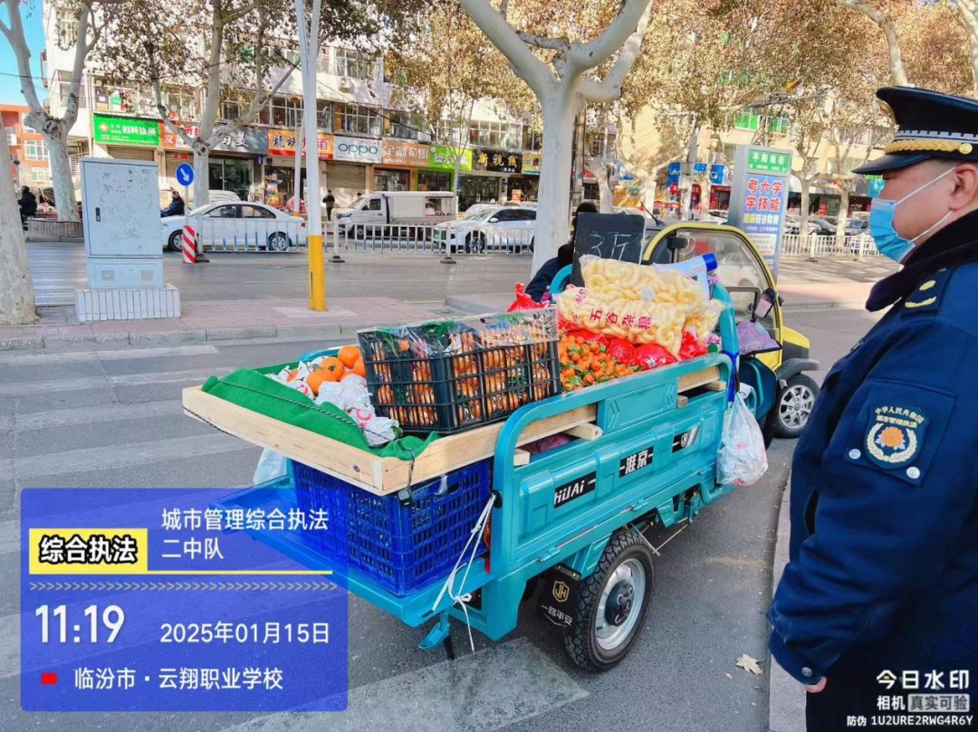 春节临近，南城街头为何更热闹？城管队员如何应对占道经营挑战？  第4张
