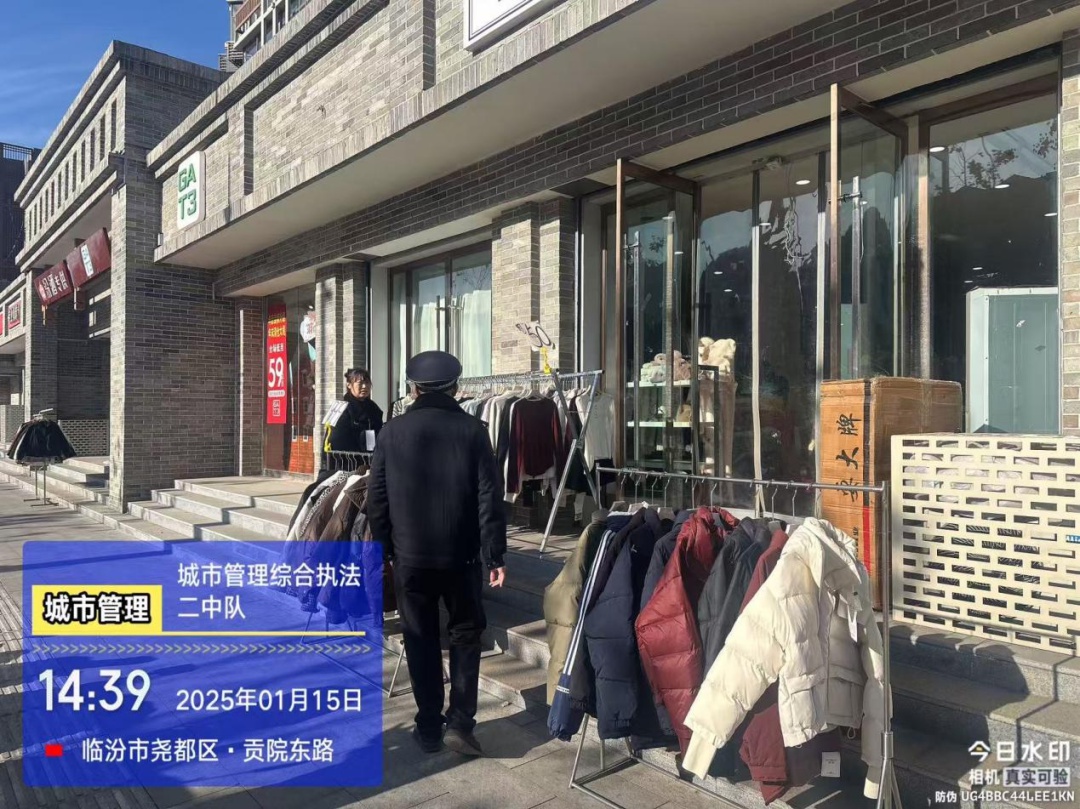 春节临近，南城街头为何更热闹？城管队员如何应对占道经营挑战？  第5张