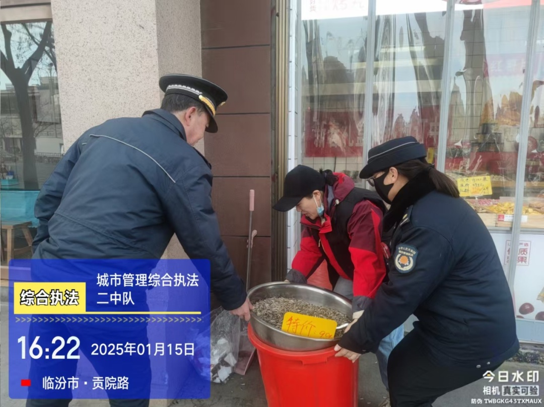 春节临近，南城街头为何更热闹？城管队员如何应对占道经营挑战？  第6张