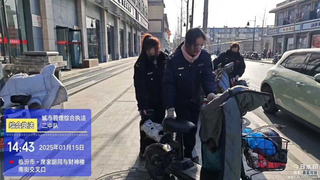 春节临近，南城街头为何更热闹？城管队员如何应对占道经营挑战？  第7张
