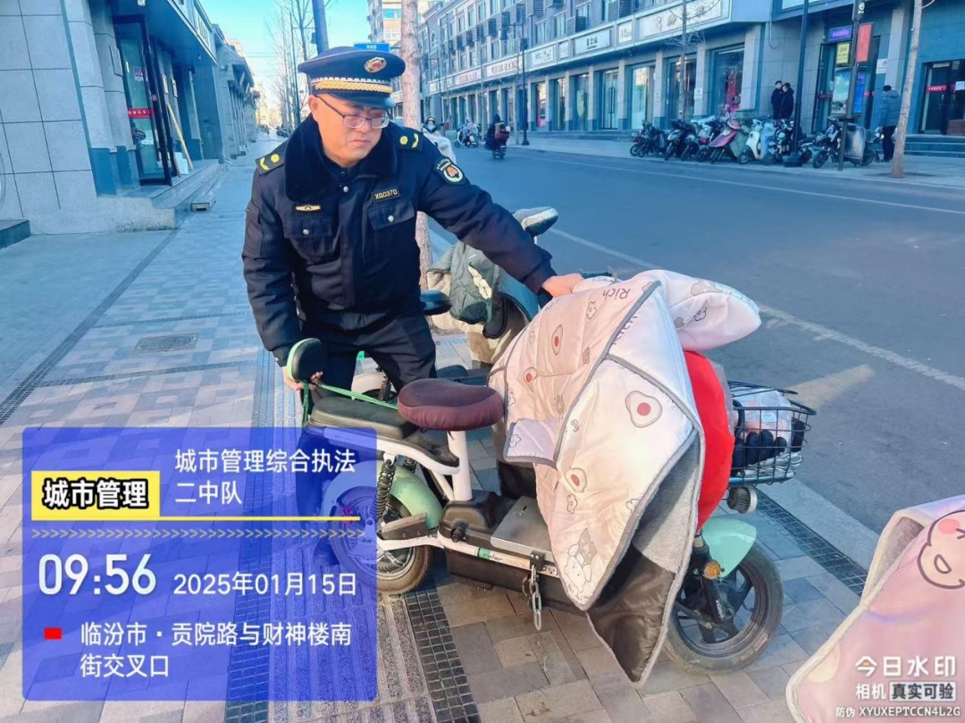 春节临近，南城街头为何更热闹？城管队员如何应对占道经营挑战？  第8张