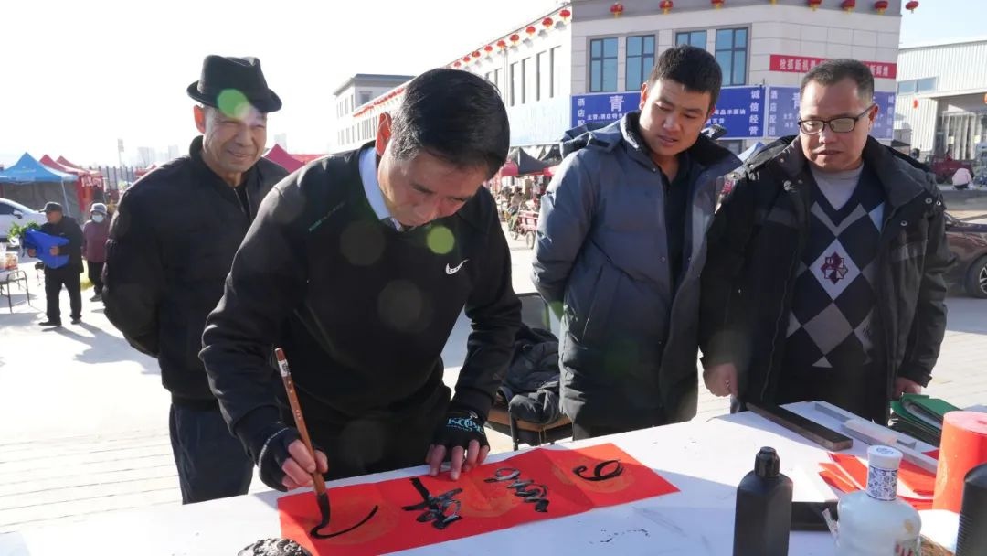 静宁年货市场火爆！张建平手写春联为何成为抢手货？  第2张